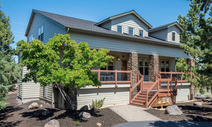 Redmond Casa | Central OR Resort Lodge + Hot tub - 3 floors