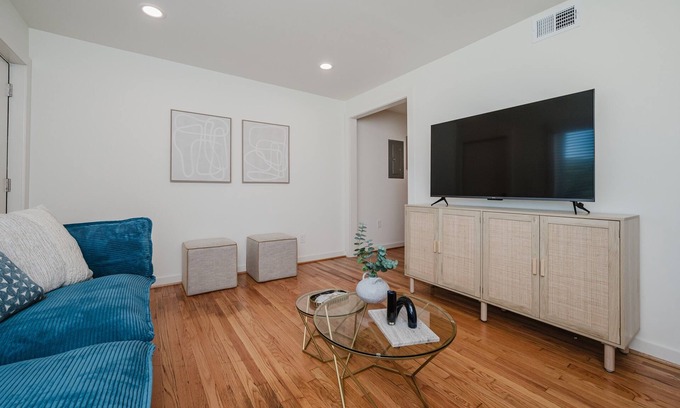 Civil Rights Historic District Condominio | Central Suite B - 2 Bedrooms/King Bed/Parking