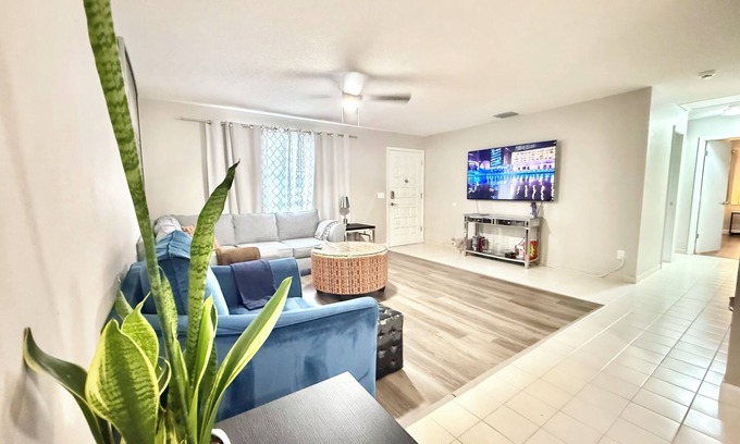 Town N County Park Casa | Centrally 2BR/2BA Creek House with Washer, Dryer and Parking