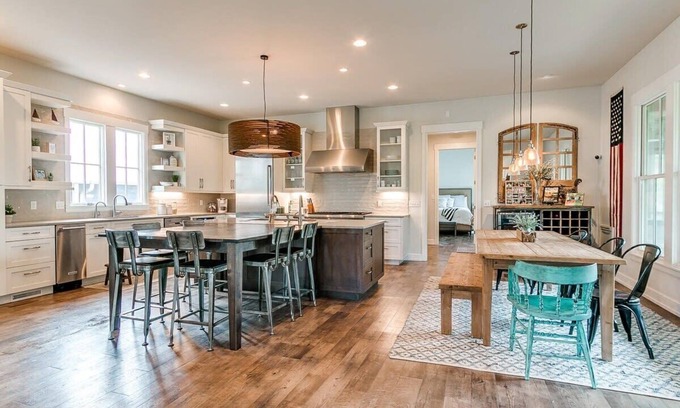 Eufaula Casa | Centrally Located! Large Entertainment Areas!