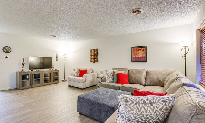 Twain Apartamento | Centrally Located Apt ~ 2 Mi to University of Iowa