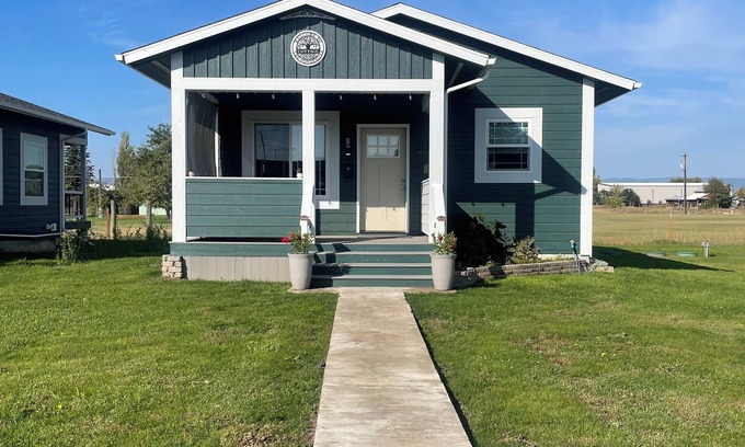 Evergreen Cabaña | Centrally located. Cute, clean cottage. Full bath. Washer, Dryer. Kitchen.