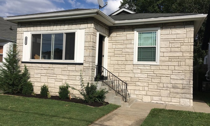 Beechmont Casa | Centrally Located Home. Expo Center. Airport. UofL