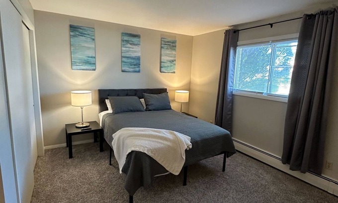 Bloomington Apartamento | Centrally located Large one bedroom