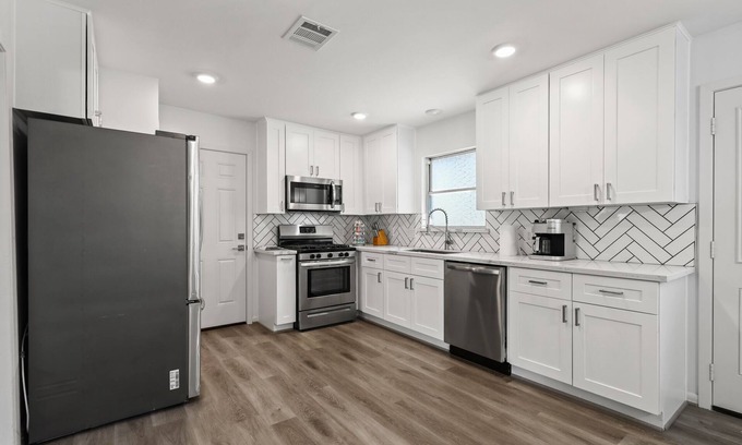 Spring Branch West Casa | Centrally located remodeled home close to downtown and airport!