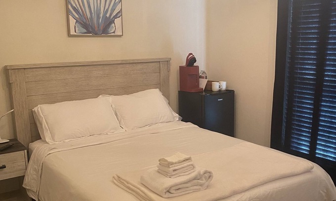 Wheatland Casa | Centrally Located and 10 Minutes to Airport Single Room with private bathroom