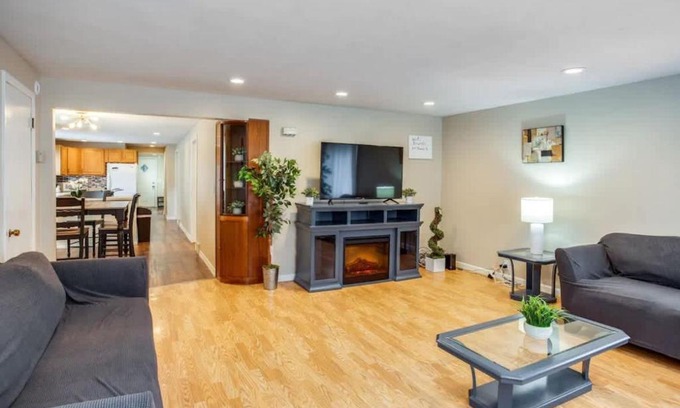 Downtown Rochester Casa | Centric Ranch in South ave by Downtown UofR Airport