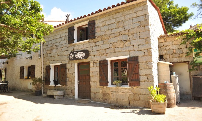 Guitera-les-Baines Cabaña | Cap. 4 calle lateral en la vieja casa de piedra.