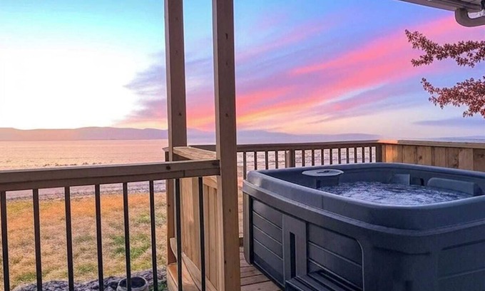 Cap-Saint-Ignace Casa | Chalet 691 Waterfront | Spa | Fireplace | WiFi |AC