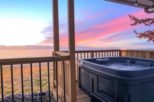 Cap-Saint-Ignace Casa | Chalet 691 Waterfront with Spa, Fireplace, WiFi & AC