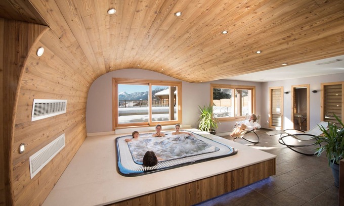 Saint-Jean-de-Sixt Apartamento | Apartment in a chalet with summer pool and spa