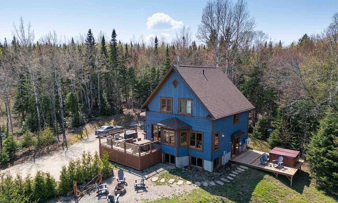 Les Eboulements Chalet De Esquí | Chalet Bleu 55: River Views, Pool Table & Spa