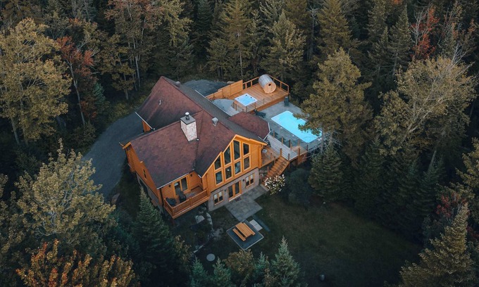 Fiddler Lake Resort Chalet De Esquí | Chalet Blue Jay at Fiddler Lake with hot tub, sauna, and private pool.