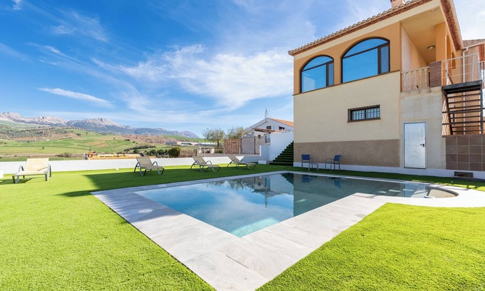 Casabermeja Chalet De Esquí | Chalet 'Casa Rural Paradise Holidays' con vistas a la montaña, piscina, Wi-Fi y aire acondicionado