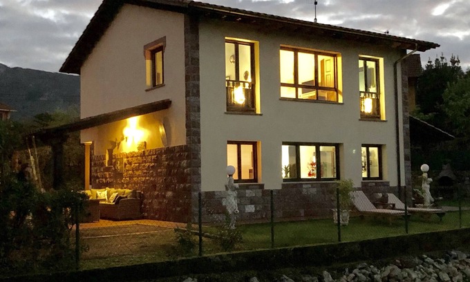 Llamigo Casa | Chalet en Llanes, frente a los bufones de Pria