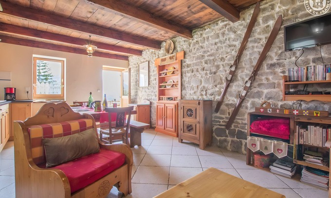 Montricher-Albanne Apartamento | Chalet 'Le Lagopede' con vistas a la montaña y Wi-Fi