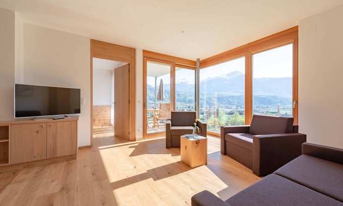 Marlengo Chalet De Esquí | Chalet 'Moosbichlerhof Rosalia' con vistas a la montaña, piscina compartida y Wi-Fi