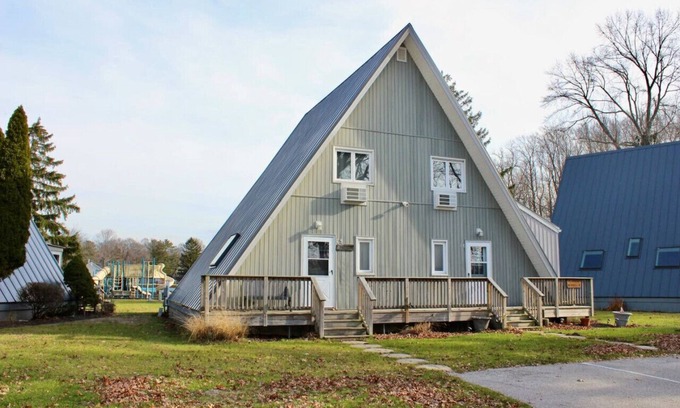 Stevensville Casa | Chalet on the Lake 75 w/ Beach Access, Pools, Sport Courts, Fishing Pond & more!