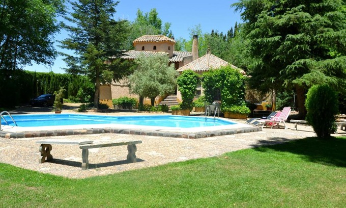 Argamasilla de Alba Casa | Chalet rural en La Mancha con jardin y piscina privados