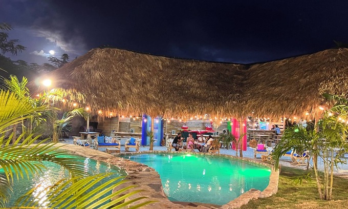 Las Galeras Cama Y Desayuno | CHALET TROPICAL Hotel & Restaurant-Pizzeria