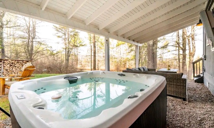 Gilboa Chalet De Esquí | Chalet w/HOT TUB & OUTDOOR TV ALL YEAR, Fire Pit, Pool, Prvt. trail & Playground