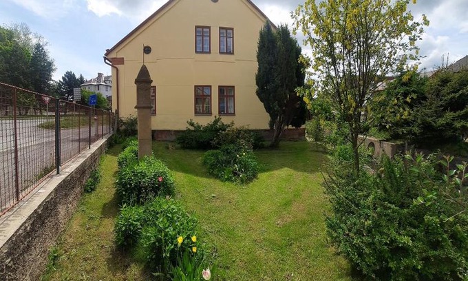 Jilemnice Casa | Chalupa Jilemnice, celý prostorný dům jen pro vás s 5 ložnicemi v centru Jilemnice s uzavřenou zahradou