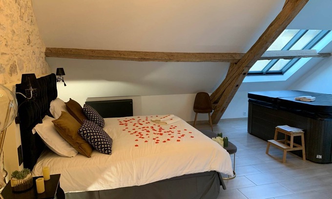 Treuzy-Levelay Otro | Chambre Baroque Avec Jacuzzi Privatif Sous les Poutres