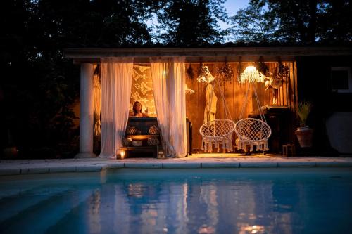 Lay Cama Y Desayuno | Chambre d'hôte de charme piscine et jacuzzi privatisable, manoir, 1h Lyon