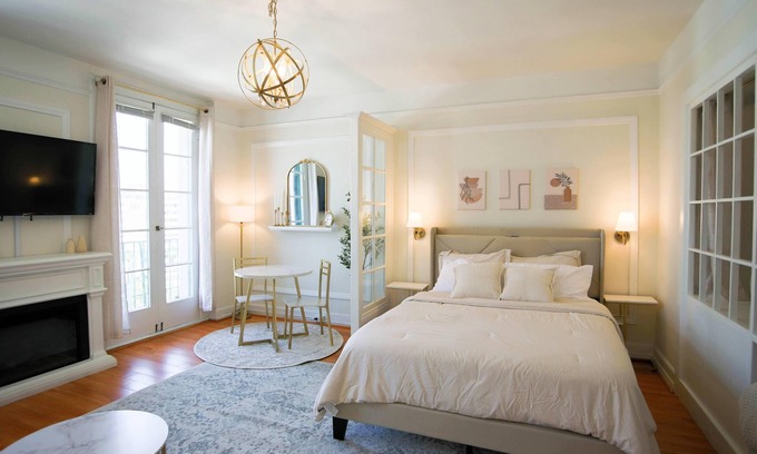 East Village Apartamento | Chambre de Bonne in Downtown Long Beach across from the Convention Center~