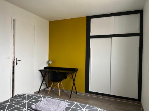 Saint-Vincent Casa | chambre privée jaune dans appartement partagé