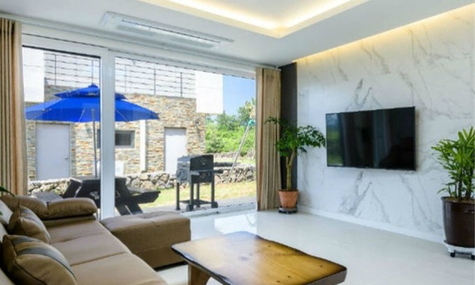 Hallim Casa | Chandelier Pension