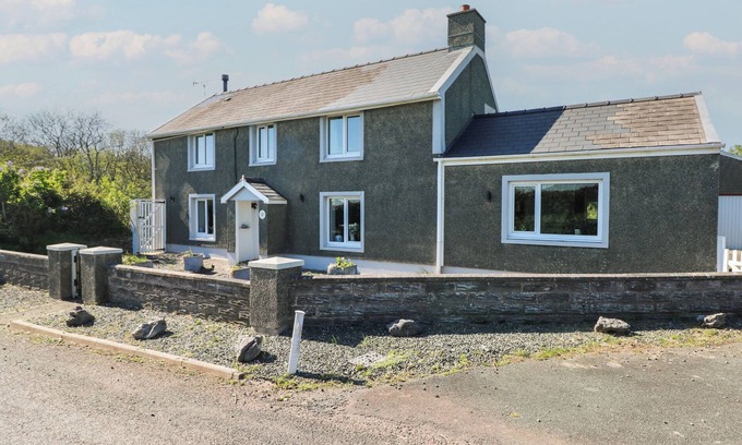 Pembroke Casa | CHAPEL HILL HOUSE, pet friendly, with a garden in Pembroke