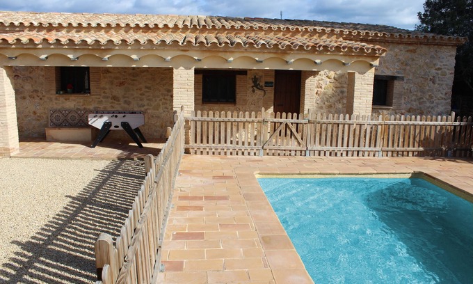 Costa Dorada Villa | Encantadora villa de piedra para 10 personas, piscina privada y vallada y barbacoa.