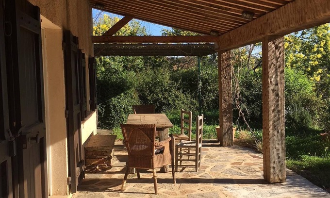 La Londe-les-Maures Casa | Villa familiar de carácter en dominio privado, con acceso privado a la playa.
