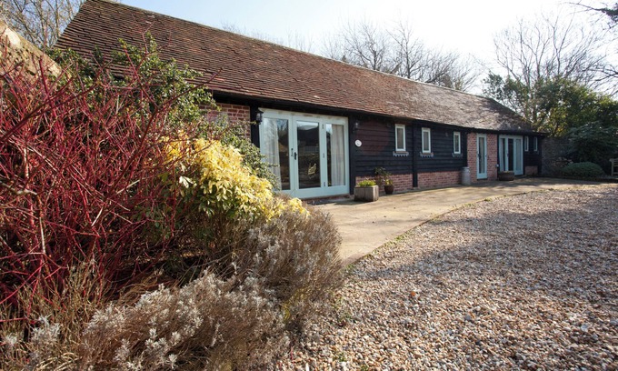 Pulborough Cabaña | Characterful barn conversion on working farm.