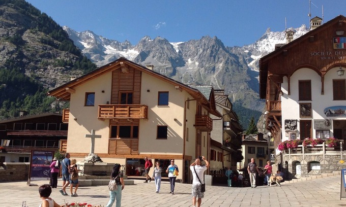 Courmayeur Apartamento | Apartamento característico en la plaza central de la Iglesia de Courmayeur