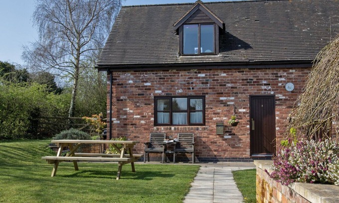 Denstone Casa | Charlie's Cottage - Alton Towers