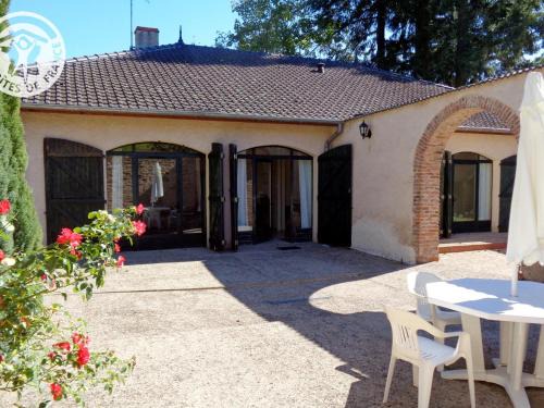 Saint-Haon-le-Vieux Casa | Charmant Gîte avec Cheminée et Animaux Admis - FR-1-496-31