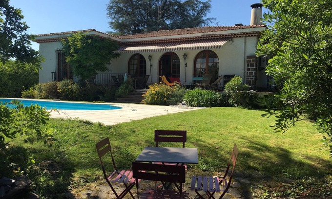 Billere Villa | Charmante Villa10 Personnes aux Pieds des Pyrénées