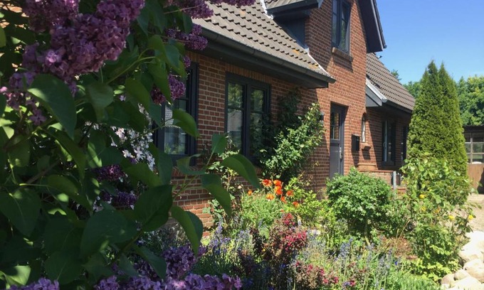 Aventoft Casa | Charmantes Haus mit zwei Ferienwohnungen und großem Garten in Aventoft - Enjoy!