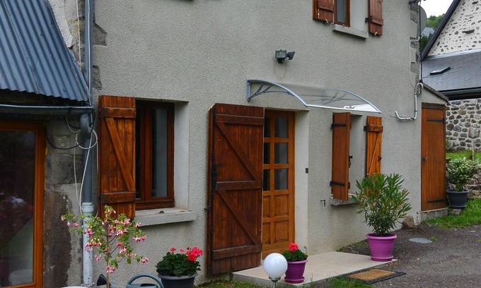 Saint-Sauves-d'Auvergne Casa | Casa con encanto en el corazón del Valle de Sancy.