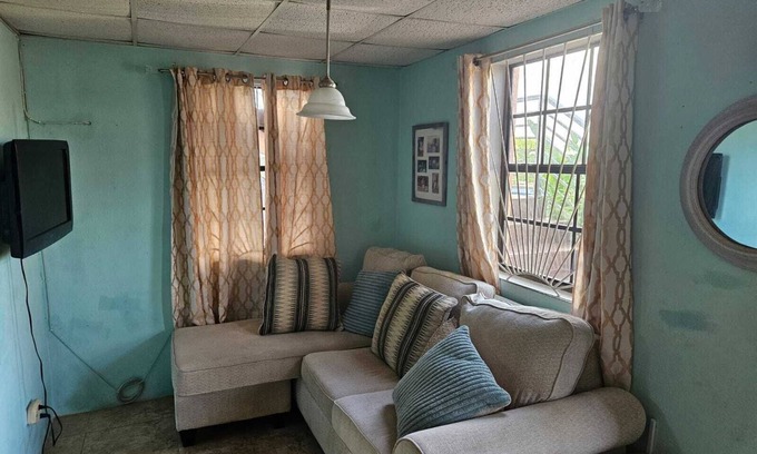 Husbands Apartamento | Charming 1-bedroom apartment in delightful Oxnards with WiFi, AC