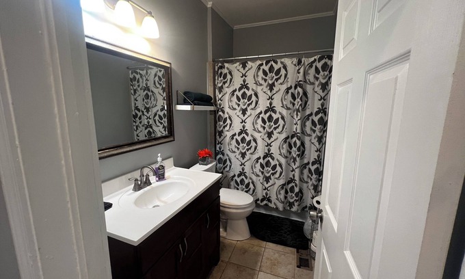 Wadley Condominio | Charming 1-bedroom Suite in adorable Wadley with AC. Suite A