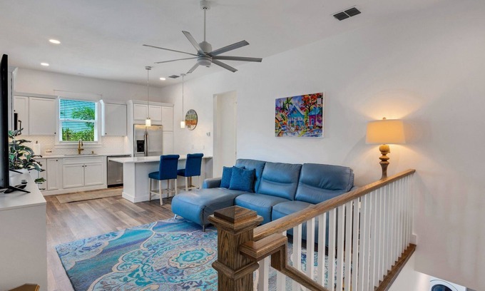 Coral Cove Apartamento | Charming 1-bedroom upstairs apartment in private Sarasota Community.