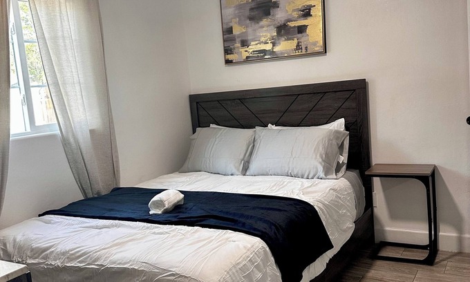 West Park Community Casa | Charming 1-bedroom house in Bakersfield.Close to both Highway 58 & 99