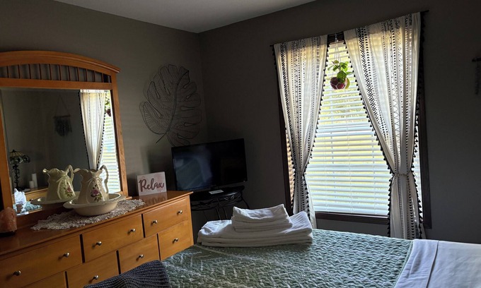 Bloomington Casa | Charming 1-bedroom house in fabulous Bloomington with AC, full kitchen, laundry.