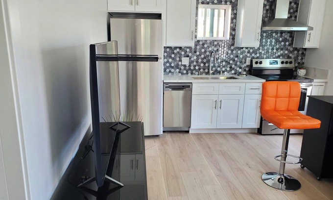 North Hills West Villa | Charming 1 bedroom/1 bathroom ADU with Wi-Fi, AC in delightful North Hills, CA