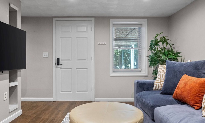 Reading Apartamento | Charming 1BR apt -close to public transit -has parking -30min drive to BOS/Salem
