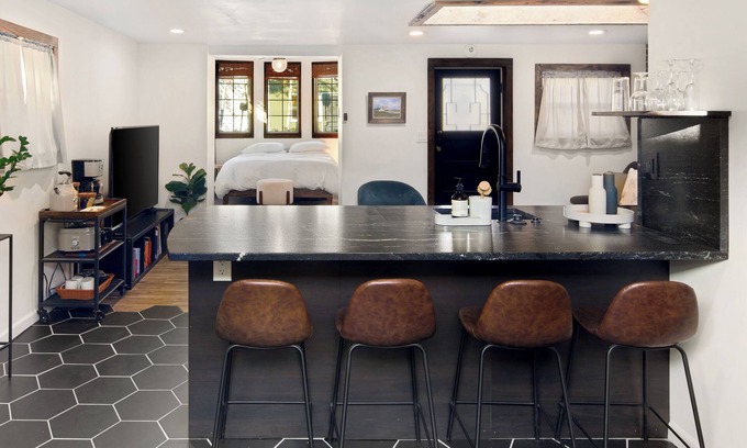 Platt Park Cabaña | Charming 1BR carriage house walking to S Pearl St, Denver - WiFi, AC, Kitchen