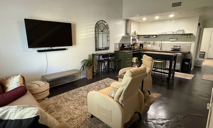Tallahassee Casa | Charming 2/2 townhome in near FSU campus/stadium